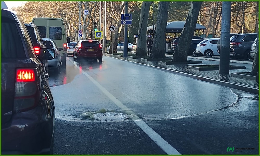 La nici două zile de la aplicarea marcajului rutier, strada Ion Creangă s-a transformat în râu